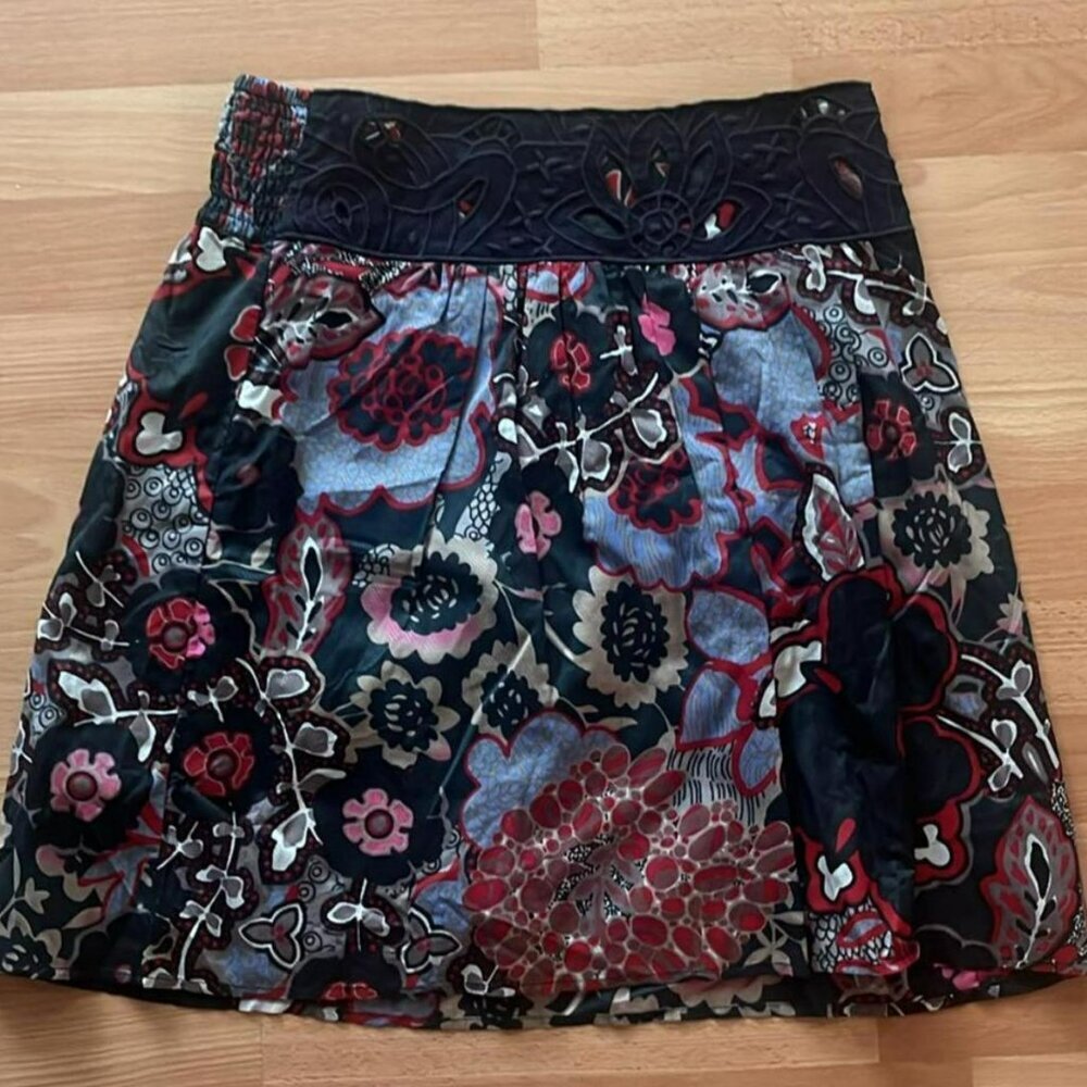 🖤 Floral Embroidered A-Line Skirt – Size S